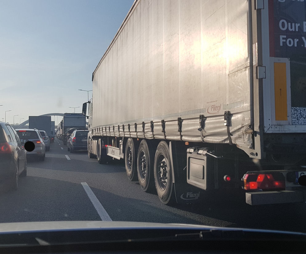 Potężny korek na autostradzie A4 w Katowicach. Na jezdni w stronę Krakowa doszło do stłuczki. Sznur samochodów ma już kilka kilometrów