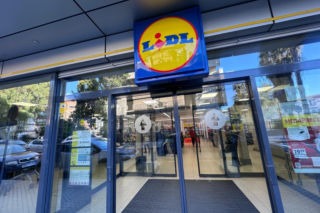 Lidl ujawnia zarobki kasjerów w 2026 roku. Sieć podniosła podstawowe pensje