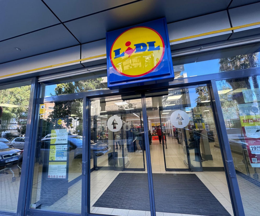 Lidl ujawnia zarobki kasjerów w 2026 roku. Sieć podniosła podstawowe pensje