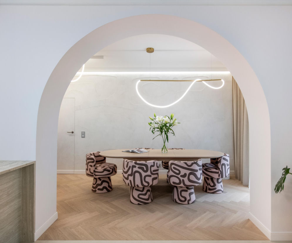 Lampy jako element dekoracyjny w 2026 roku. Minimalizm kontra artystyczne formy