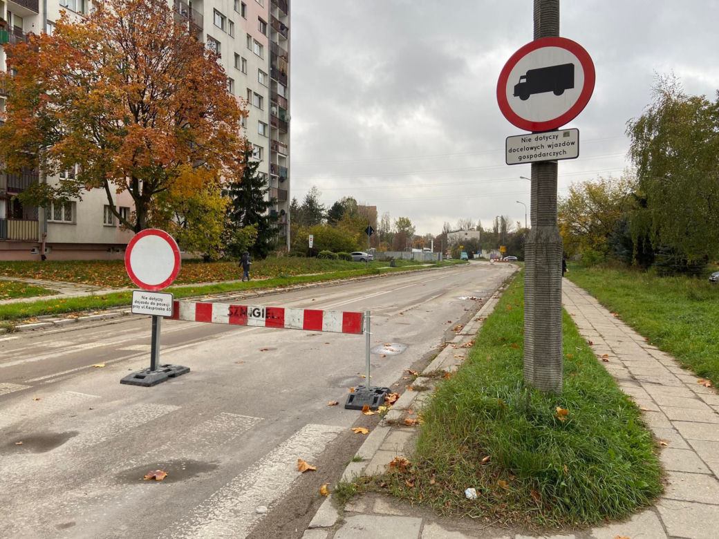 Wyznaczono przejazd ulicą, którą… też zamknięto. Łodzianie są sfrustrowani