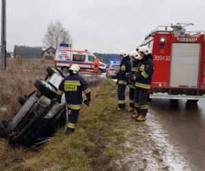 Klepacze. Dachowanie osobówki. W środku kobieta