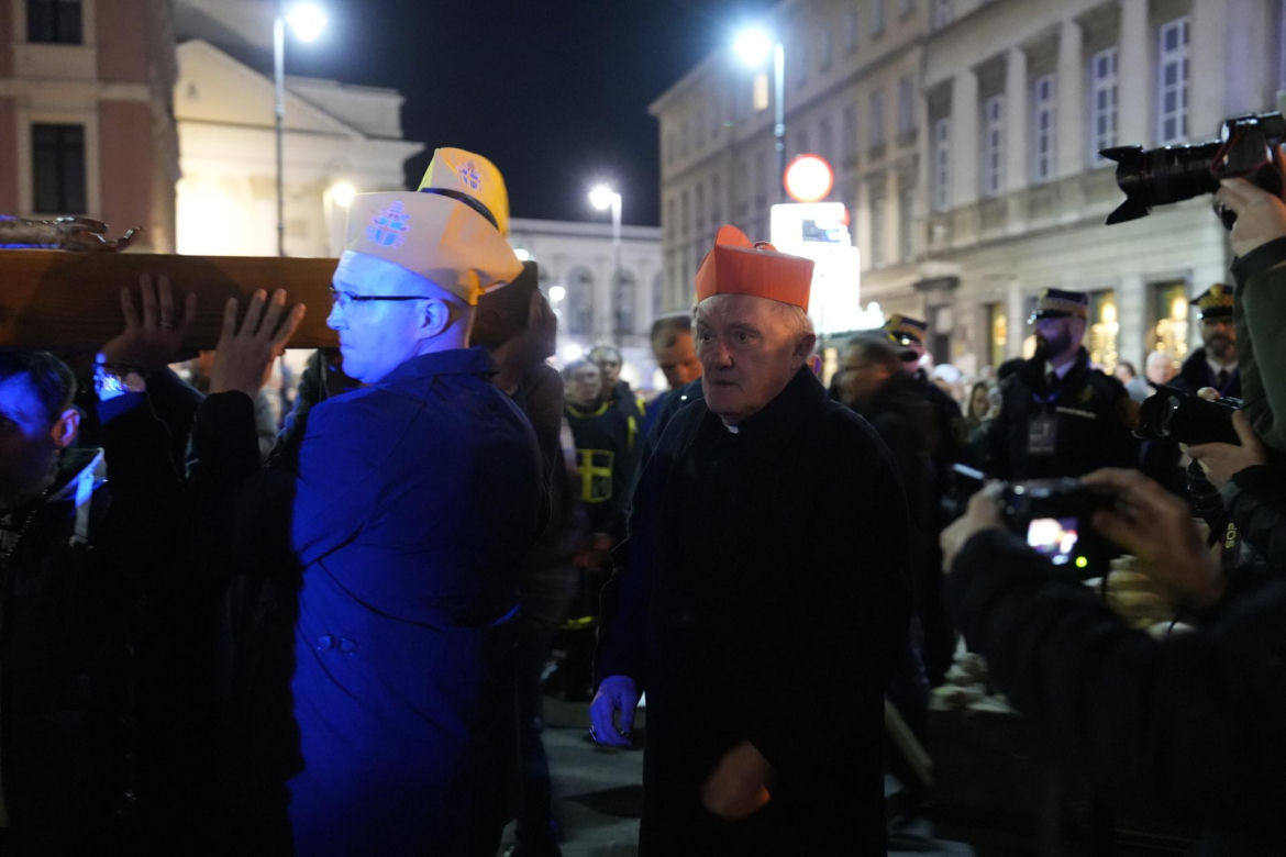 Tłumy wiernych przeszły przez stolicę. Centralną Drogę Krzyżową poprowadził kardynał Nycz