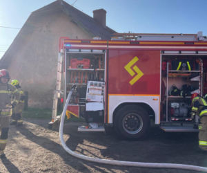 Pożar i kłęby dymu w budynku. Strażacy wynieśli dwie butle z gazem! [ZDJĘCIA]