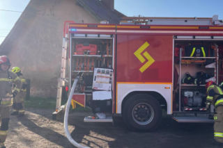 Pożar i kłęby dymu w budynku. Strażacy wynieśli dwie butle z gazem! [ZDJĘCIA]