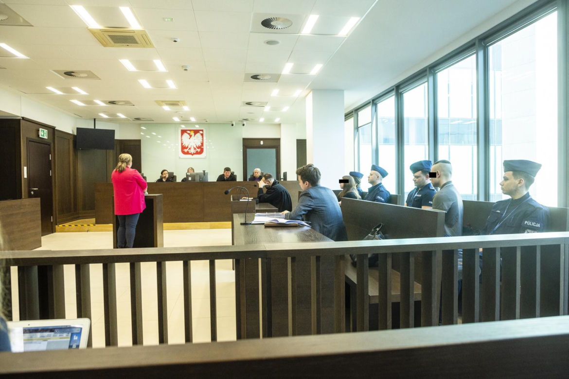 Karolina miała karmić Leosia mlekiem z wodą z kranu. Damian miał chodzić pijany. Sąsiedzi wzywali opiekę społeczną