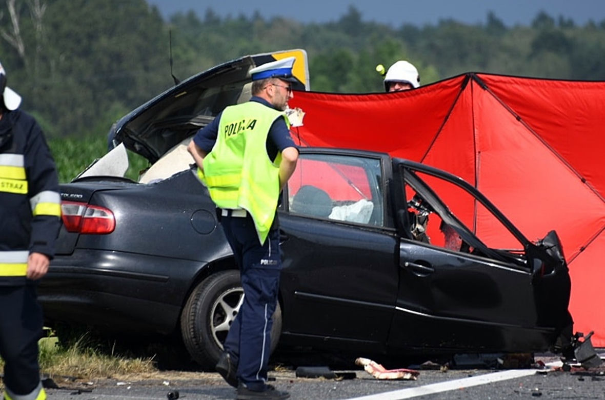Tragiczny wypadek w Krzepicach. Auto czołowo zderzyło się z TIRem