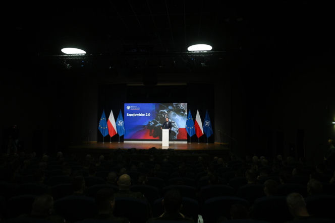 Szef MON Władysław Kosiniak-Kamysz podczas konferencji "Szpejowisko 2.0" w siedzibie Dowództwa Wojsk Obrony Terytorialnej w Zegrzu