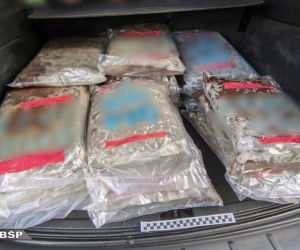 Akcja CBŚP jak z filmów! Wielkie pieniądze, broń, zegarki i narkotyki, które odurzyłyby pół Polski