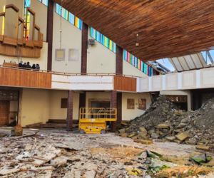 Zniszczona dzwonnica, niezłomna wspólnota. Dzieci dają przykład