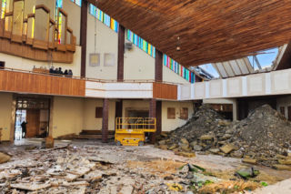 Zniszczona dzwonnica, niezłomna wspólnota. Dzieci dają przykład