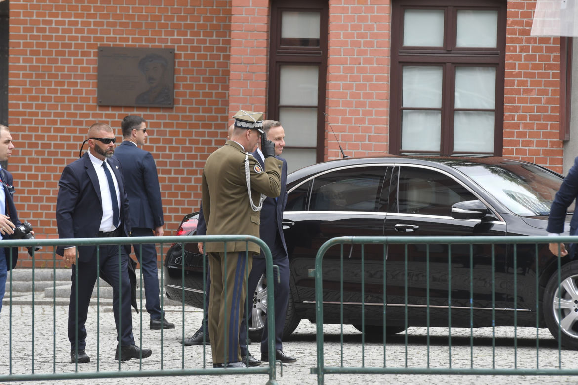  Andrzej Duda i Rafał Trzaskowski dziękują powstańcom