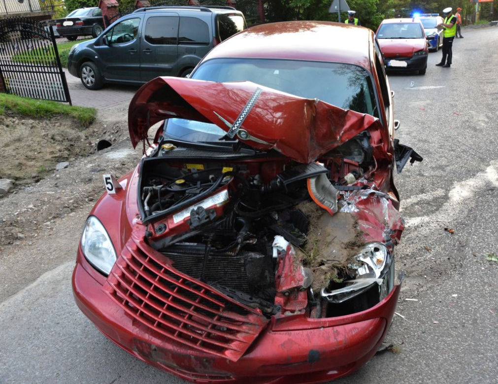 Pijany kierowca koparki uszkodził dwa samochody i motocykl
