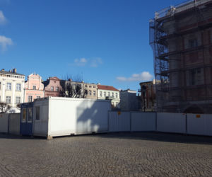 Odzierają ratusz ze skóry. Trwa remont najważniejszego budynku w Lesznie