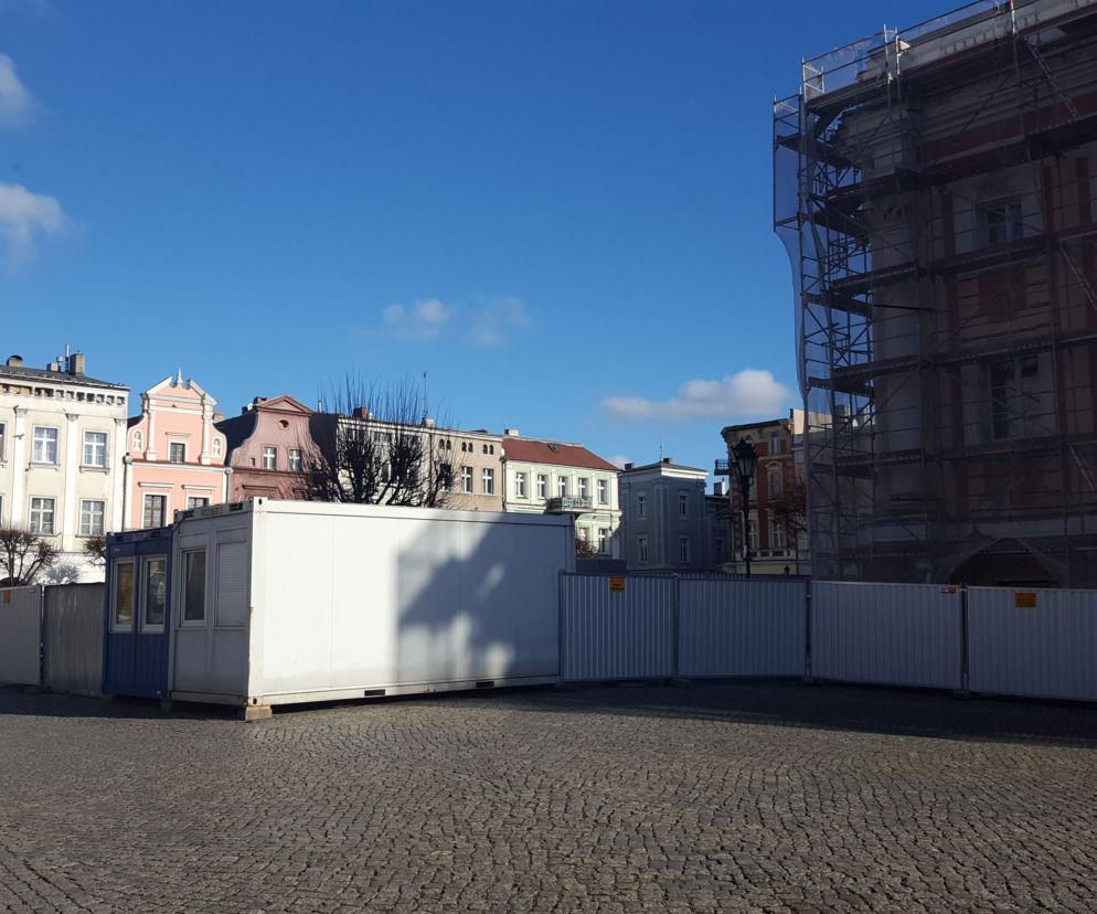 Odzierają ratusz ze skóry. Trwa remont najważniejszego budynku w Lesznie