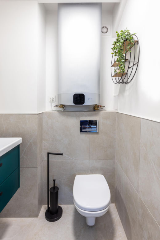 Jak urządzić małą toaletę? Bardzo małe WC w bloku - nowoczesne aranżacje