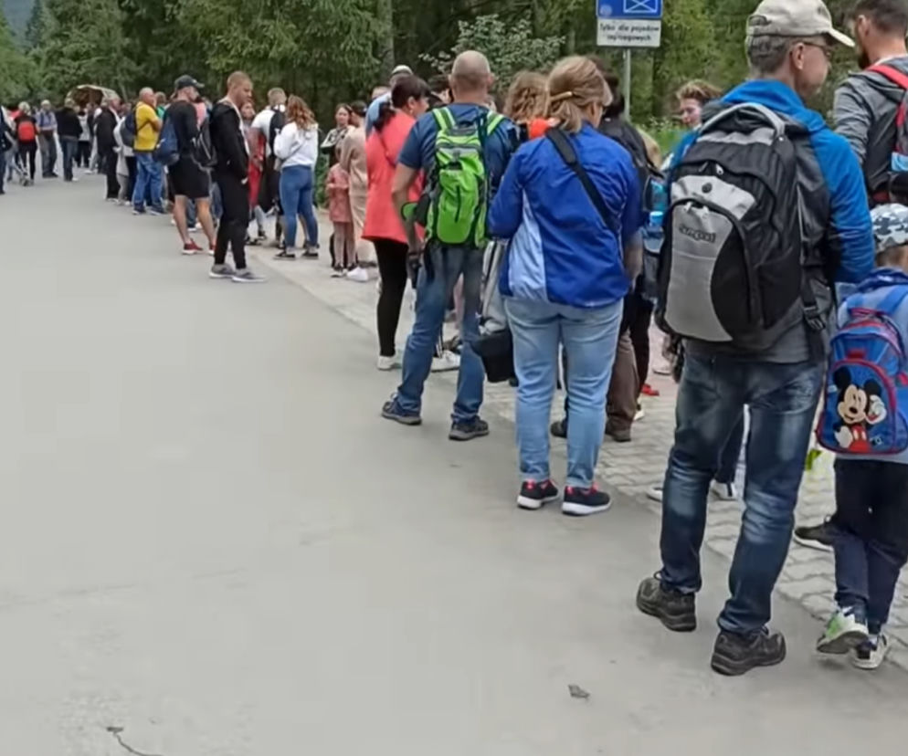Tłumy turystów w kolejce do koni jadących na Morskie Oko. Polactwo w pełnej krasie