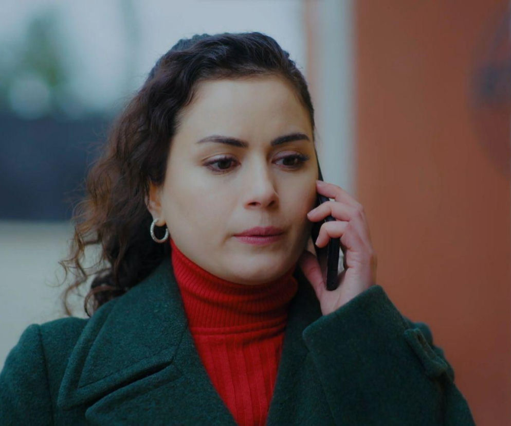 Zmartwiona Cansel z serialu Dziedzictwo rozmawia przez telefon. O lęku bohaterki przed bratem przeczytasz na Eska.