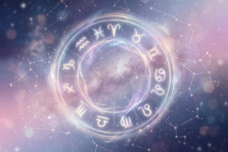 Horoskop na dziś, 4 lipca - Kosmiczna energia zaprasza do głębokiej refleksji, gwiazdy podpowiedzą, jak odpuścić to, co blokuje Twój rozwój