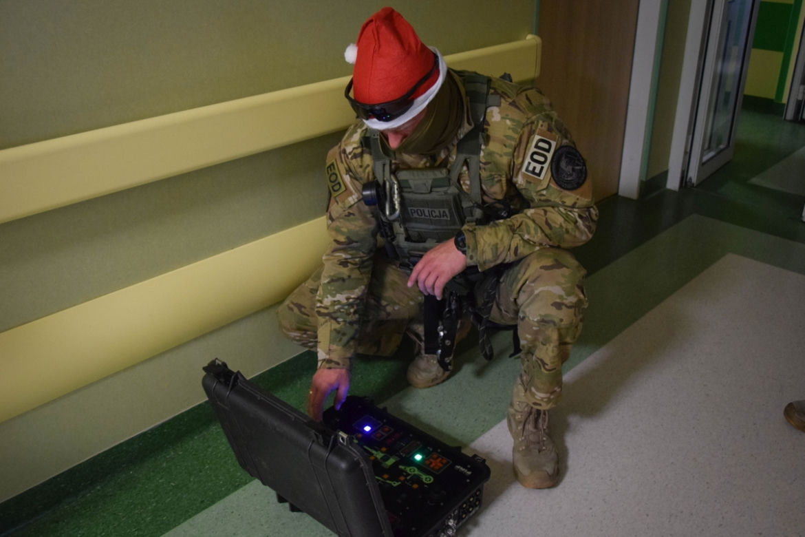 Myszka Miki, mali pacjenci i... kontrterroryści! Takiej mikołajkowej niespodzianki nikt się nie spodziewał