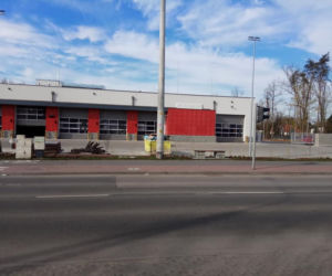 Legionowscy strażacy pokazują swoją nową remizę