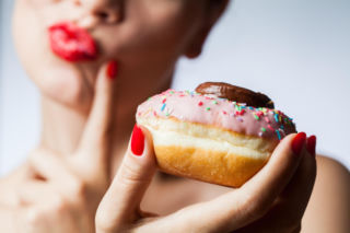 Nie jesz pączków w tłusty czwartek, bo się odchudzasz? To zły pomysł. Możesz ściągnąć na siebie pecha. Przesądy o tłustym czwartku
