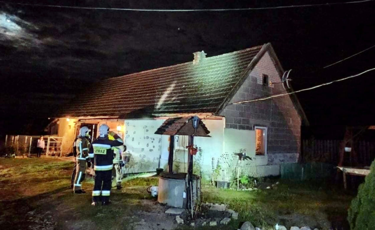 Supraśl. Strażacy OSP ściągnęli kaczkę z dachu