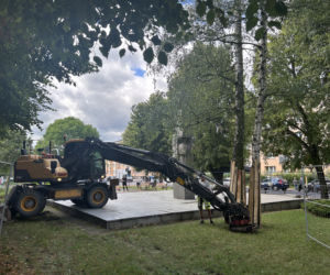 Rozbiórka pomnika w Dąbiu