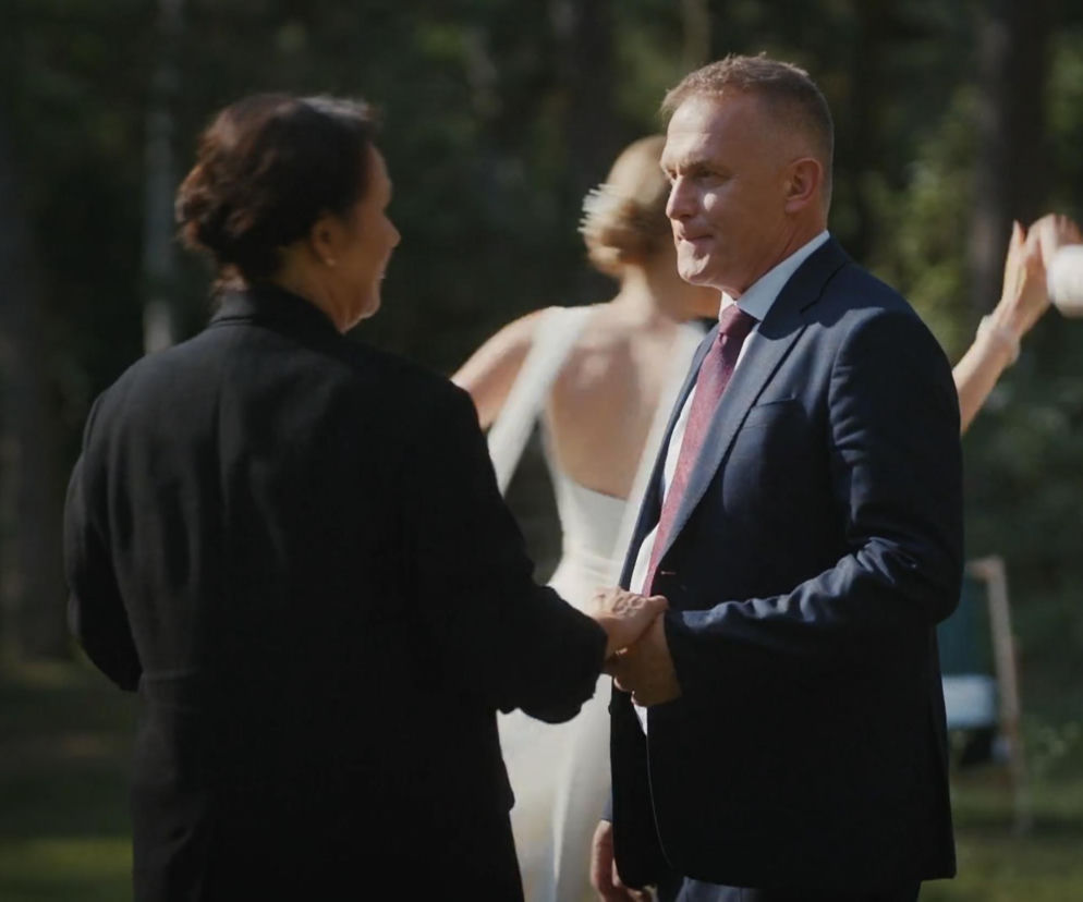 Artur trzyma za rękę tyłem odwróconą Marysię podczas tańca na weselu. O ich kryzysie w M jak miłość przeczytasz na Eska.
