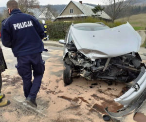 Jedna osoba w szpitalu po WYPADKU w Kąclowej! Peugeot TOTALNIE rozbity!