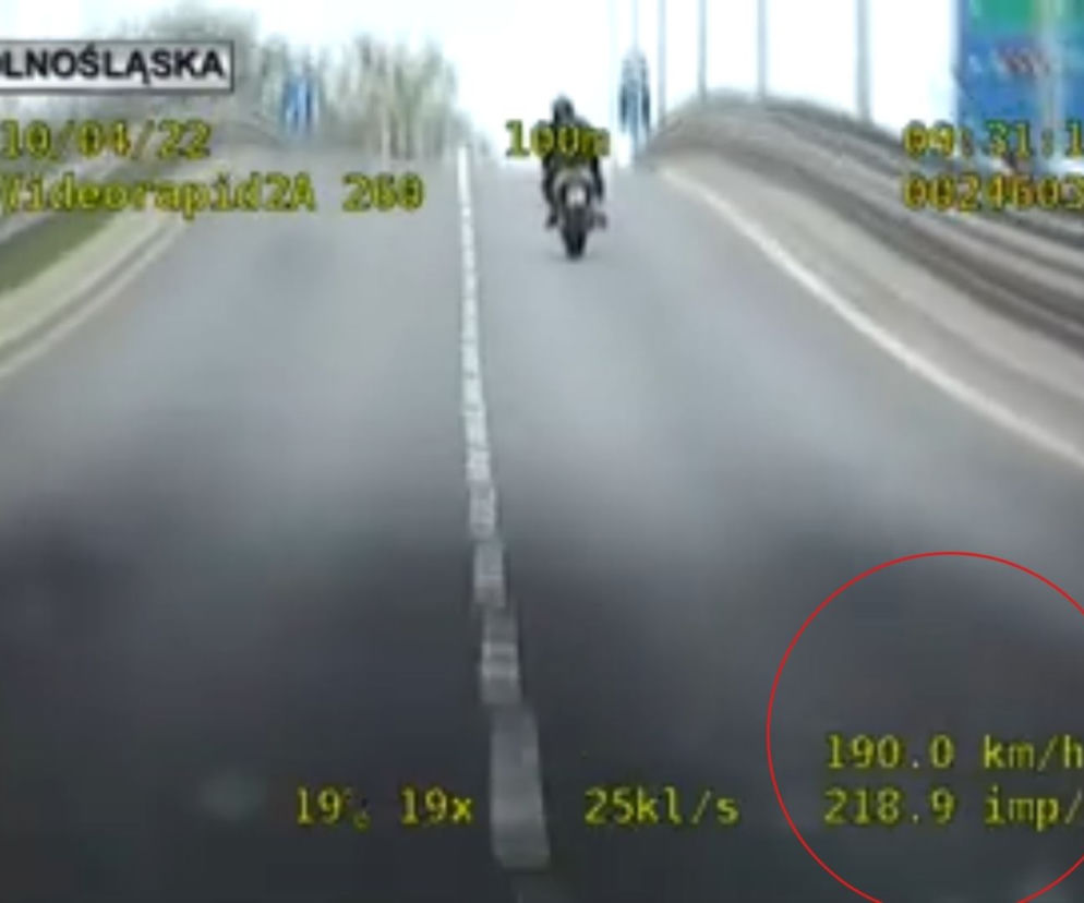 Jechał prawie 200km/h! Skrajnie nieodpowiedzialny motocyklista był pod wpłwem narkotyków [FILM]