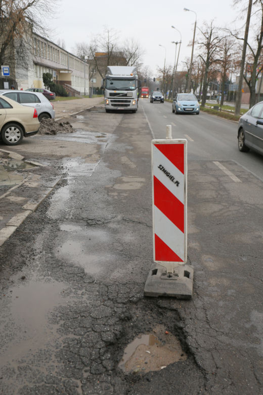 Drogowcy walczą z dziurami na drogach. Prace trwają w wielu częściach miasta