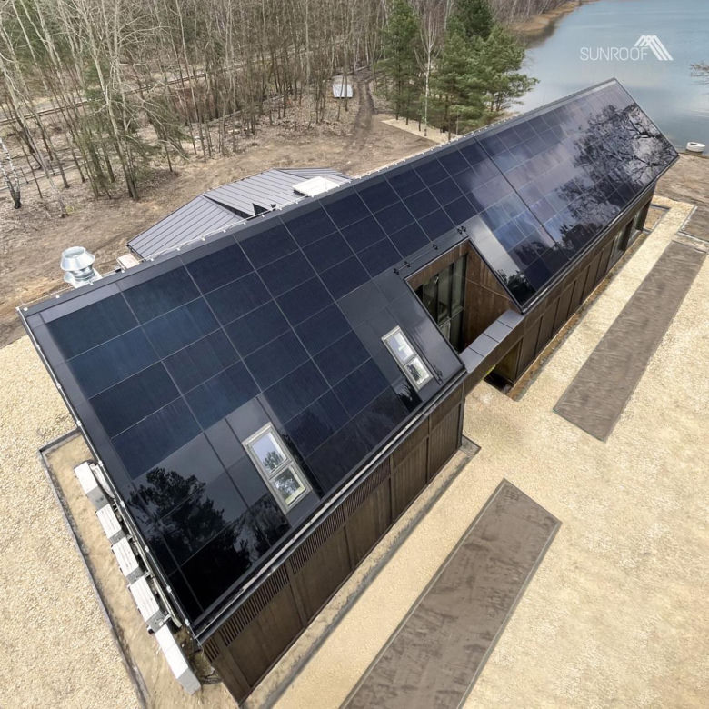 Dach solarny na obiekcie w stylu nowoczesnej stodoły