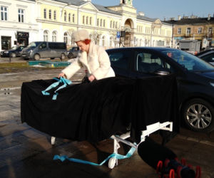 Szpitalne łóżko w centrum Kielc. Happening artystów z Teatru Żeromskiego w Kielcach