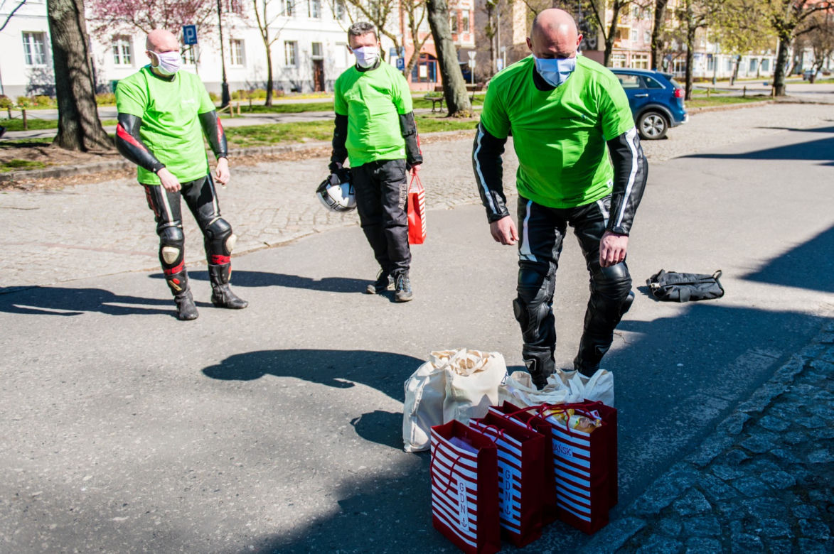 Koronawirus w Trójmieście. Jeżdżą na motorach i pomagają seniorom