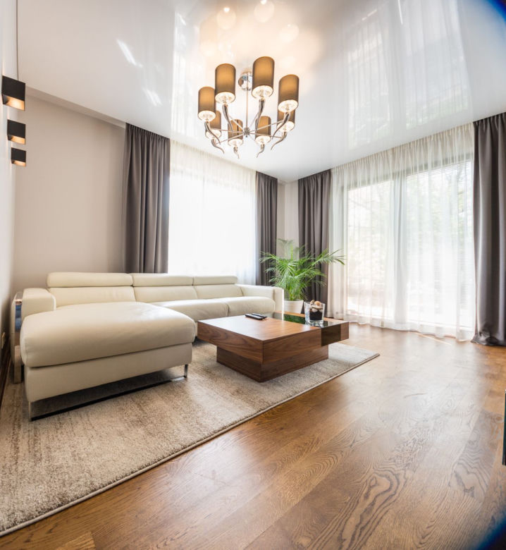 Skórzana sofa w nowoczesnym wnętrzu
