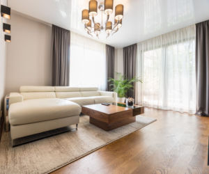Skórzana sofa w nowoczesnym wnętrzu