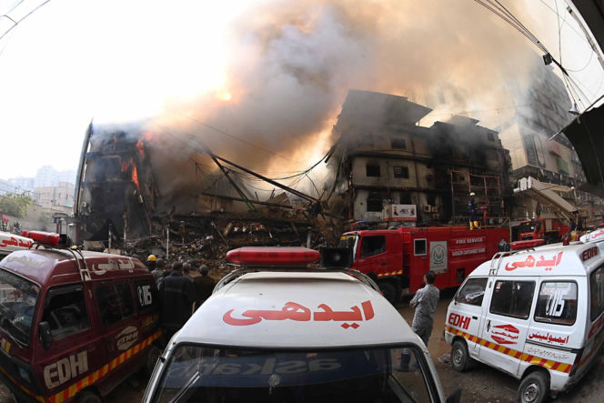 Pakistan/ Co najmniej 11 ofiar śmiertelnych pożaru w centrum handlowym w Karaczi