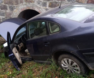 Szczybały Orłowskie. Chciał skręcić w lewo, skręcił w prawo. Auto wylądowało w przydrożnym rowie [ZDJĘCIA]
