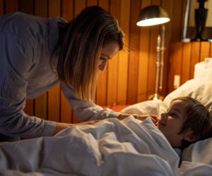 9 zdań, którymi wzmocnisz więź z dzieckiem. Mów tak do niego przed snem