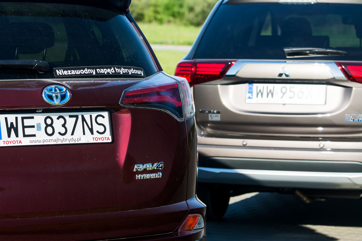 Toyota RAV4 Hybrid E-Four Prestige vs. Mitsubishi Outlander PHEV Instyle NAVI+