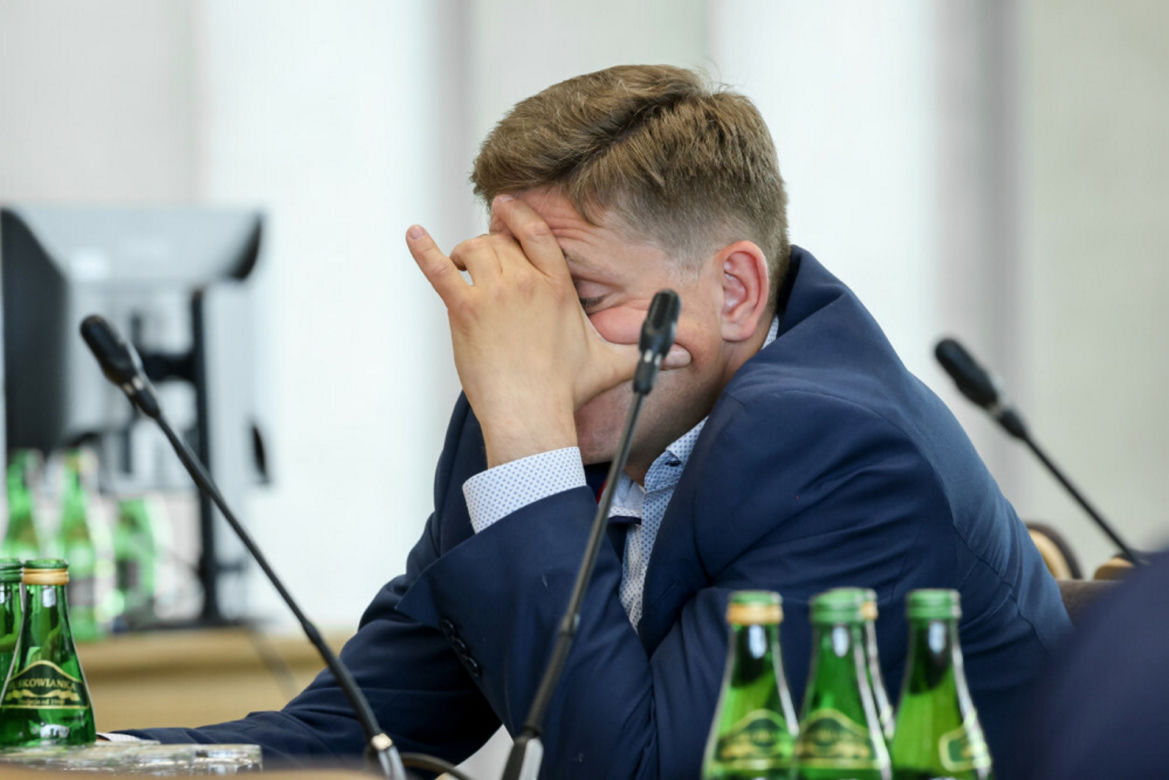 Poseł Bartosz Kownacki śpi w czasie posiedzenia komisji sejmowej