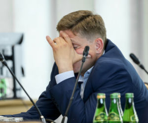 Poseł Bartosz Kownacki śpi w czasie posiedzenia komisji sejmowej