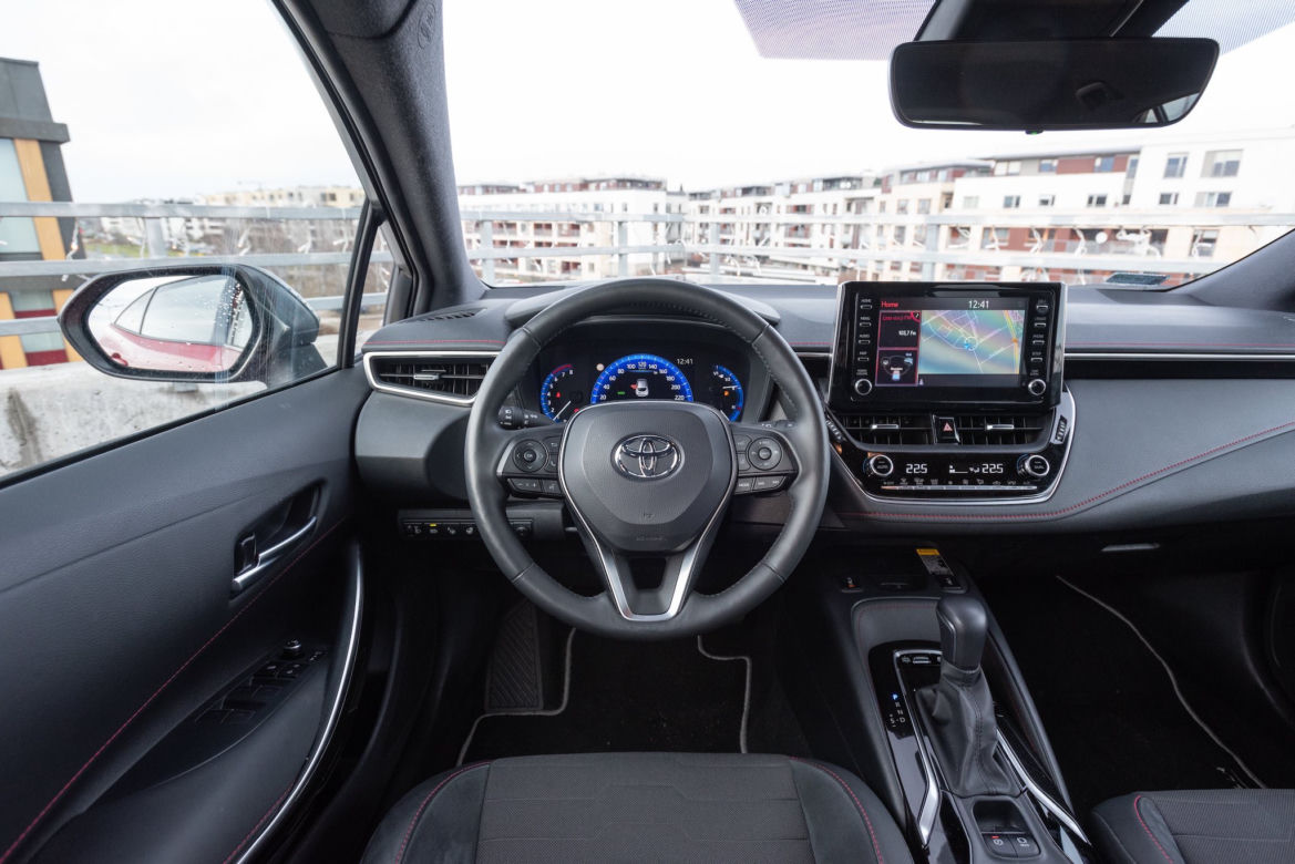 Toyota Corolla 2.0 Hybrid Dynamic Force 184 KM e-CVT vs Mazda 3 Skyactiv-X 180 KM 6MT AWD