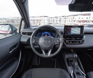 Toyota Corolla 2.0 Hybrid Dynamic Force 184 KM e-CVT vs Mazda 3 Skyactiv-X 180 KM 6MT AWD
