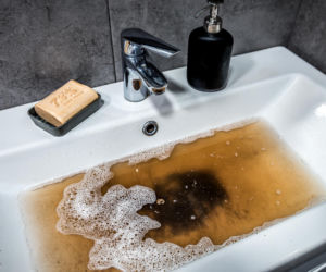 Kiedy ścieki zmieniają kierunek – co powoduje cofkę i jak chronić budynek?