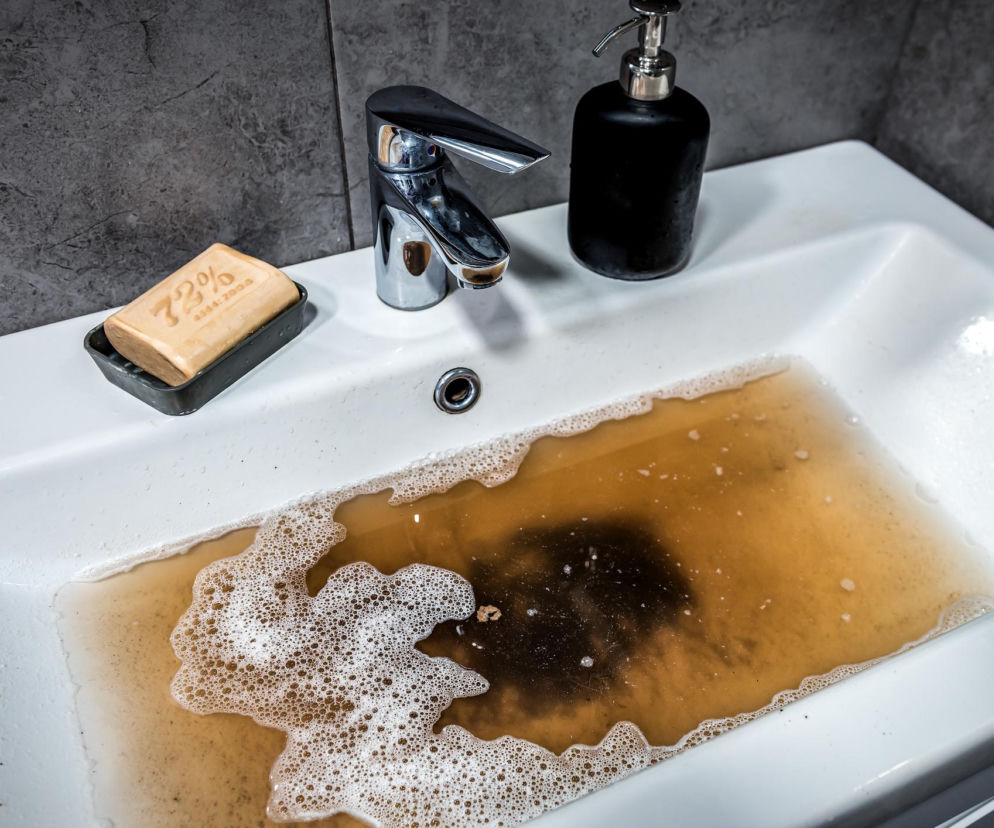 Kiedy ścieki zmieniają kierunek – co powoduje cofkę i jak chronić budynek?