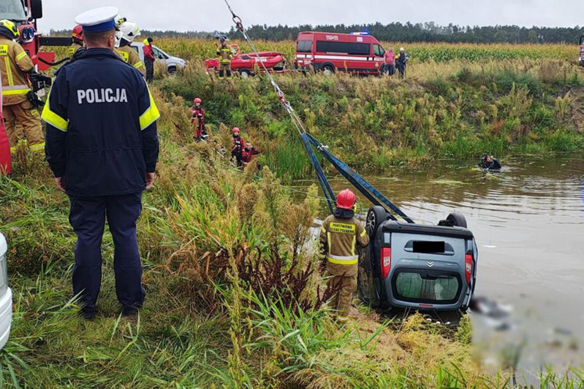 Makabra pod Wieluniem. Samochód zatonął w stawie, w środku zwłoki dwóch mężczyzn