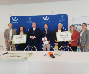 Umowy są już podpisane. Jest ponad milion złotych dla gmin w powiecie ostrzeszowskim. Będą remonty świetlic, place zabaw i nowe boiska