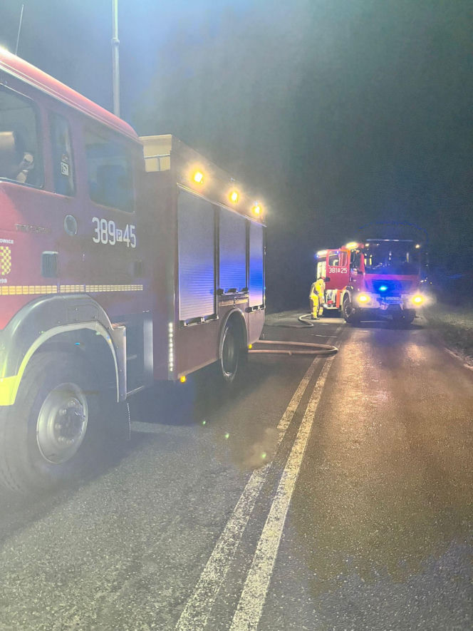 Ciągnik siodłowy w ogniu. Pożar w Robczysku niedaleko Leszna